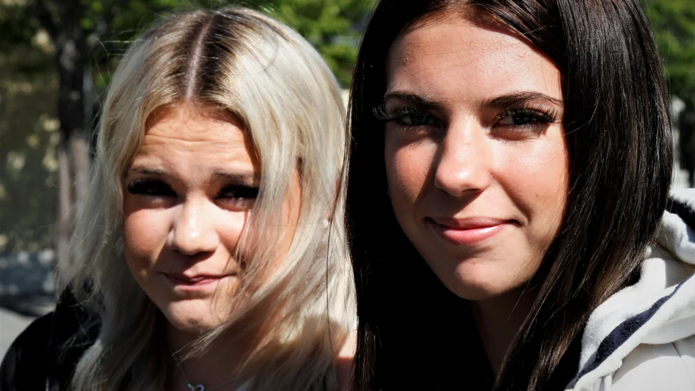 Engla Karlsson från Harbo och Saga Gerdlöf från Östervåla, båda 14, tycker att högstadiet är tuffare än tidigare årskurser. "Det är mycket mer press på en", säger Engla. Fritiden tillbringar Saga mestadels i stallet. Engla brukar hänga med övriga i epa-gänget där de åker och badar eller hittar på någonting annat runt omkring Östervåla.