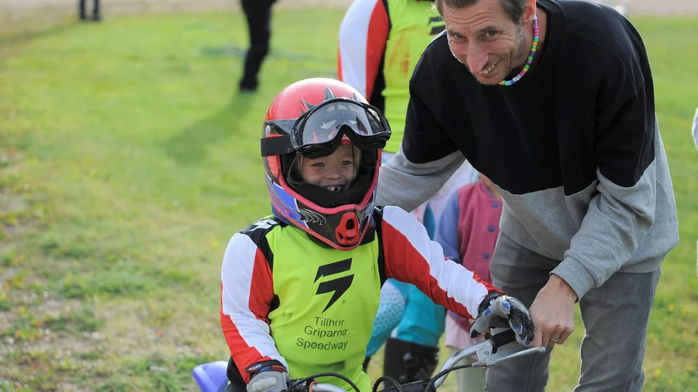 Hailey Lekander var klart yngst av all som testade på Griparna speedways prova-på-dag. Här får hon assistans av pappa.