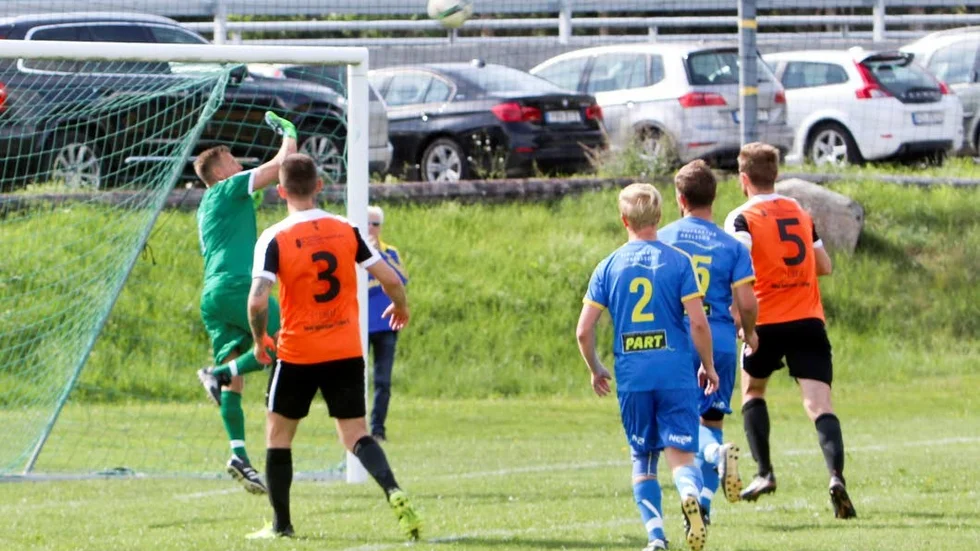 Börje Pilkka i Elvan-målet fick jobba hårt i mötet med topplaget Vattholma. han gjorde det bra, men  kunde inte göra något åt gästernas 6–0-vinst.