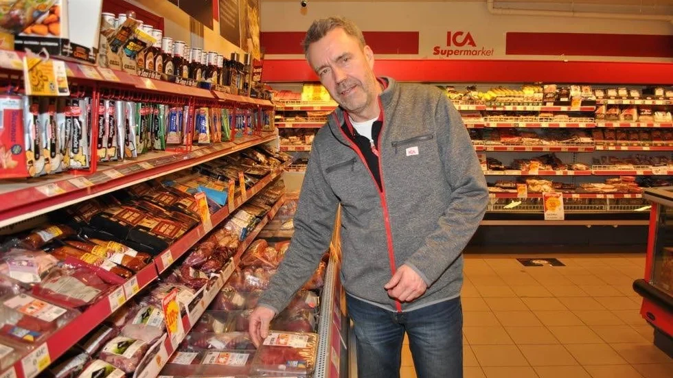 Butikschef Jan Andersson vill inte att någon ska sitta ute i kylan.