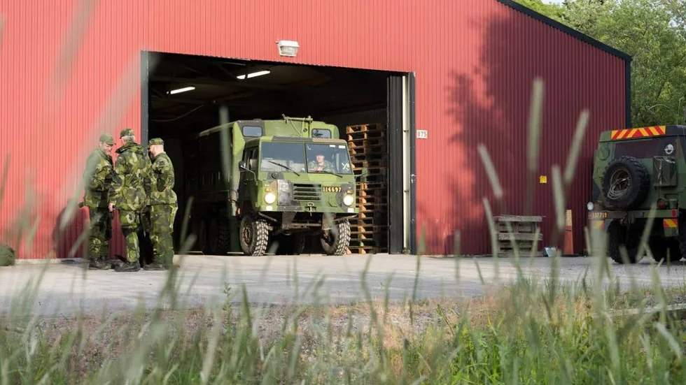 Försvarsmakten deltar i brandbekämpningen bland annat med hemvärnsbataljoner från Enköping.