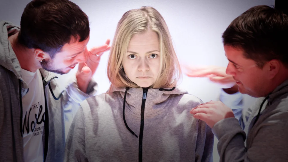 UngHästen med föreställningen "Viskningar".
Skådespelarna Kim Gardell, Evelina Glas och Nils Lundqvist gestaltar mobbningens olika uttryck.