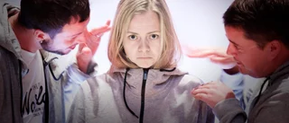 Föreställning med viskningar till mobbare och mobbade: ”Jag är äcklig, jag är ful och jag luktar illa” • Det går inte att värja sig inför de starka orden 