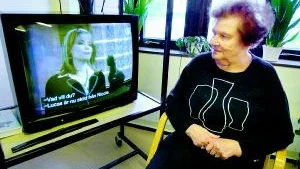 Redo för digital-tv. 86-årige Dagny Tengfeldt är inte orolig inför övergången till digital-tv, hon får hjälp att installera en box hemma hos sig. Foto: Anders Steiner