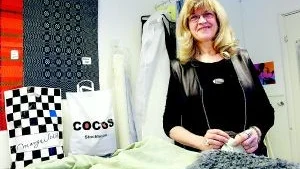 Sömmerska. Ann-Catrine Stalebrant har alltid gillat att sy. Nu har hon gjort det till sitt yrke sedan hon öppnat syateljé i centrala Västervik.  FOTO: ANDERS STEINER