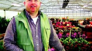 I många skepnader. Roger Hagelin är en populär man i Hjorted där han servar samhället med tjänster. I den blomstrande handelsträdgården hjälper han kunder med bankuttag, apoteksvaror och systembolagets handelsvaror. Brinner det i knutarna så kan man finna Roger i räddningstjänsten eller på Hjortheden när det är fotbollssäsong.Foto: Margareta Ljungblad