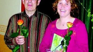 Veteran avtackad. Kjell Mårtensson avtackad efter 40 år i styrelsen för Vuxenskolan i Odensvi. Maria Jakobsson lämnade sitt uppdrag som verksamhetsledare.Foto: LENA PETTERSSON