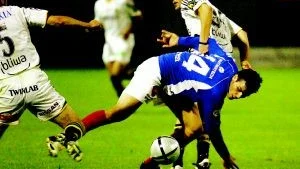 Tuffa tag för Arsim Gashi. AIK klev inte undan och det innebar att ÅFF:s Arsim Gashi hade svårt att få kontroll på bollen. Foto: STEFAN JERREVÅNG/Scanpix
