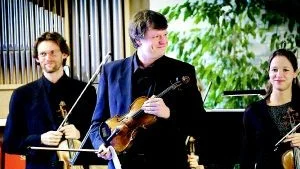 Dags för konsert. Höstens efterlängtade konsertsäsong är igång. I går kväll var Camerata Nordica i Västervik på sin vanliga spelplats, Marieborgskyrkan med premiärturnéns ledare, violinprofessorn Ulf Wallin. Foto: ANDERS STEINER