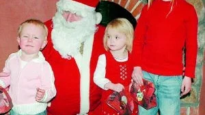 Skrämmande tomte? Tone Throzell, Alva Carlsson och Ella Pettersson har här fått var sin godispåse av tomten när han besökte julgranssvängen i Ukna församlingshem på lördagen.