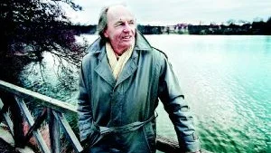 75 år. Förutom musiken värnar Alf Hambe särskilt om den öppna horisontlinjen. Därför står han i täten bland kritikerna mot planerna på en vindkraftverkspark utanför hemorten Steninge.