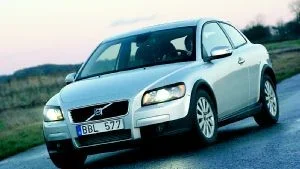 Volvo är på jakt efter en ny kundkrets. C30 lär knappast bli någon folkbil, utan snarare en trendbil för dem som inte sätter de klassiska Volvo-värdena i första rummet.                          Foto: Lennart Pettersson
