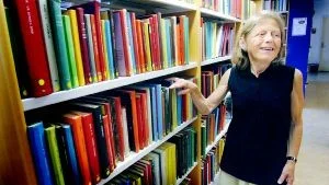 Kajsa Andersson: På sommaren vill vi läsa deckare och trädgårdsböcker, berättar bibliotekarie Kajsa Andersson.
