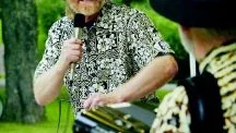 På hemmaplan. Kenth Edmark är ännu en av sommarens hemvändare i Stadsparken. På måndagens Allsång spelade han bas i Katla Band. Onsdagskvällen var hans egen, som visartist med vännen Alf Eller Gustafsson som dragspelande bisittare. Foto: MATTIAS AHLM