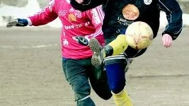 Närkamp. Den här närkampen vann VFF.s ytterback Patrik Hestholm till höger.Foto: Anders Steiner.