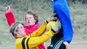 Duell. GIF-målvakten Björn Söderström i en duell med IFK:s Tobias Svensson.