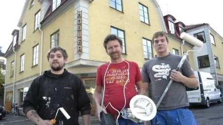 Christoffer Pettersson, PO Chaeder och Cim Johansson håller som bäst på att rusta upp Erikshjälpens nya lokaler i Gamleby - före detta Malmbergs möbler. Foto: Hans Brandin
