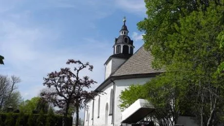 Det är dags att klippa banden mellan kyrkan och de politiska partierna, anser moderatledningen.
