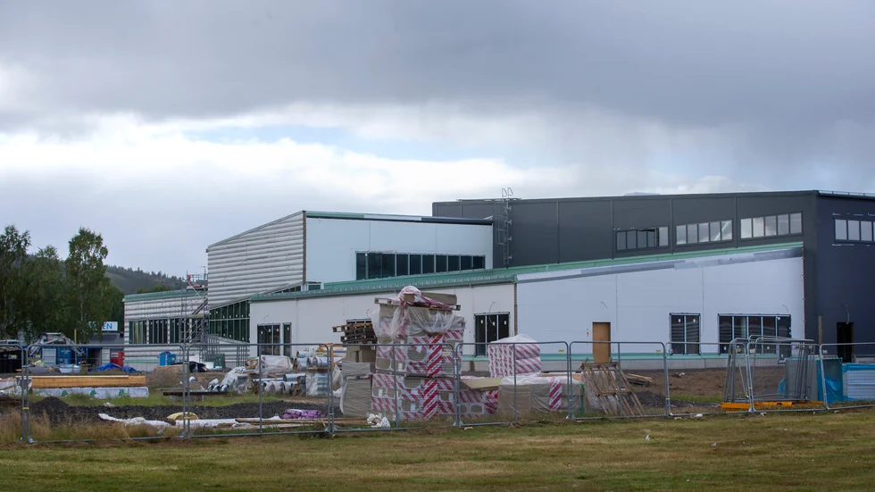 Nytt badhus och sporthall är ytor som tillkommer i början av 2023. "Med facit i hand skulle man kanske projekterat solceller på taket", säger Annelie Vinsa