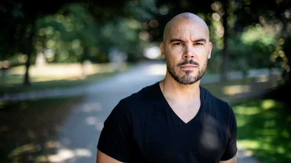 Nicolas Lunabba arbetar till vardags med ungdomar i våldsutsatta miljöer. "Blir du ledsen om jag dör?" är hans debutroman.