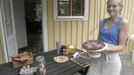 Rebecka Elmqvist och hennes tvillingsyster Natalie har startat ett nytt café vid Enestorp utanför Gamleby.Foto: Hans Brandin