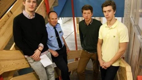 Martin Dimpker, Lennart Svennerstad, Filip And och Herman Johansson diskuterade gymnasiefester under måndagseftermiddagen.Foto: Anders Steiner