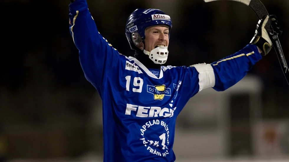Jaaaa! Lagkaptenen Jonas Eriksson jublar efter sitt 4-2-mål. IFK Motala tog första hemmasegern när Kungälv slogs tillbaka med 9-5.