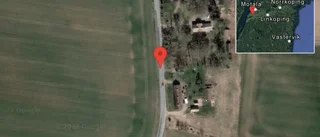 En personbil i singelolycka
