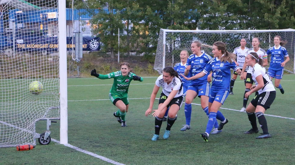 Maja Lundquist gör matchens första mål för Storfors