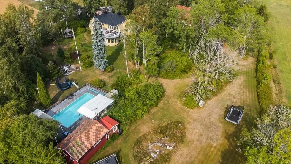 På förstaplatsen på Hemnets klicktopp ligger detta hus i Skolsta, Enköping. Huset har många samlingsytor samt pool med tillhörande poolhus.