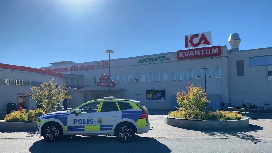 Ett apotek i Umeå utsattes för ett rån på måndag morgon.