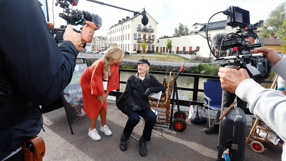 Eskilstunabon Ulf Nilsson var först i kön när Antikrundan spelades in i Eskilstuna på måndagen. Han blev så klart intervjuad av programledaren Anne Lundberg.