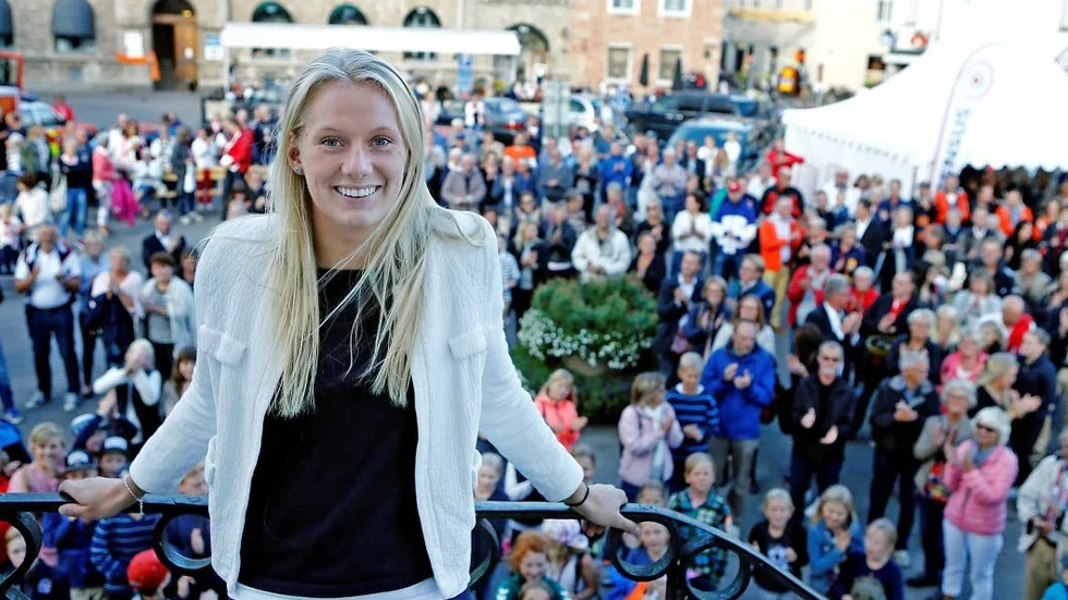 Kandidat. Hon har firats på Rådhustorget i Vadstena för sitt EM-guld. Nu kan Stina Blackstenius prestationer på fotbollsplan ge henne årets Guldklocka.