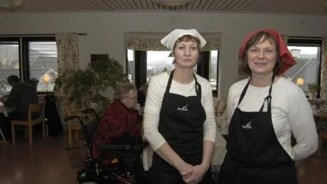 Kompisar. Marie Lindberg och Annette Hellström har alltid varit kompisar, båda är uppväxta i Falerum. Nu har de startat en matservering och café tillsammans på hemorten. FOTO: HANS BRANDIN