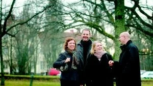 Politikerbesök. Kalmar läns socialdemokratiska riksdagsledamöter utbildade sig i Västervikskunskap under torsdagen. Désirée Liljevall, Lena Hallengren, Håkan Juholt och Krister Örnfjäder besökte, tillsammans med Tomas Kronståhl, bland annat kriminalvårdsanstalten i Gertrudsvik. På bilden från vänster: Désirée Liljevall, Tomas Kronståhl, och Lena Hallengren, som just får Norra sjukhusets hela historia berättad för sig av Krister Örnfjäder.Foto: Anders Liljegren