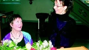 Inspirerande Lille Bror. Att sjunga och spela melodier av Lille Bror Söderlundh väcker både förvåning och minnesglädje. Så bred blev hans insats inom svensk musikliv på 40- och 50-talen. Att det stora materialet inspirerade pianisten Eva Pierrou och mezzosopranen Marie Widerström till en skön och glad stund i Gamleby kyrka i lördags, det märktes sannerligen på applåderna.