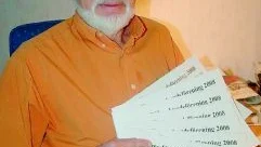 Färska från tryckeriet. Ordförande i Överum Hembygdsförenings bildgrupp är Björn Nyström som här har en hel knippa med almanackor för 2008, vilka finns att köpa på många platser i Överum.