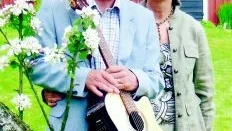 Lördagsunderhållning. Roberth och Irene Johansson från Aneby underhåller i Hjorted idag. På eftermiddagen framträder han på Nynäsgården och på kvällen i församlingshemmet. Foto: Bength Davidsson