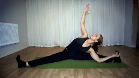 På besök. – Det är jätteskönt att komma hit. Det är så väldigt vackert, luften är så klar och naturen så vacker, säger yoga- och somaticsläraren Gayatri Maya Schriefer som även studerar på distans. Snart har hon en masterexamen i pedagogik.Foto: Elin Lundholm