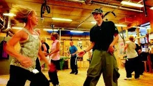 Full fart. På danslägret i Gamleby passar alla in oavsett ålder och stil. Mona Gruvensjö och Fredrik Meiding var två hängivna buggare. Fotograf: Karin Hertz