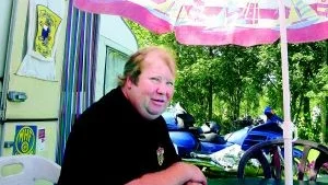 Frihetsälskare. På fredag fyller Allan Fransson 50 år och det firar han med kalas i MHF:s klubbstuga i Brännhult på lördag. Till dess njuter han vid sin husvagn om dagarna på campingen vid Långsjön utanför Ankarsrum. Foto: MARGARETA LJUNGBLAD