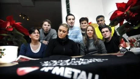Elfamedarbetare: Anneli Johansson, verkstadsmontör, anställd i 22 år, ej varslad. Stefan Högye, maskinoperatör, går hem 28/1.  Angelica Orre, verkstadsmontör, går 3/2. Ednan Rakovic, gruppledare, går hem 28/1. Vera Zacaric, verkstadsmontör, gick hem 12/12. Heidi Kallatsa,  verkstadsmontör, anställd i 7år, ej varslad. Sharad Bhatt, klubbordförande IF Metall på Elfa, anställd i 30 år, ej varslad. Johan Nilsson, verkstadsmontör, går hem 3/4.Foto: Lisa Olaison