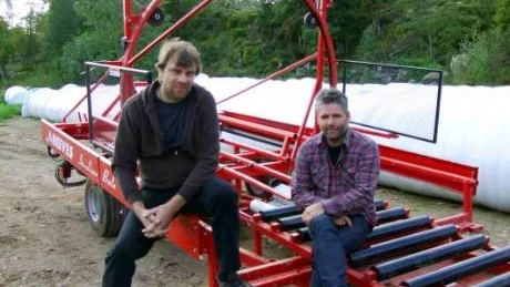 Conny Johansson och Magnus Svensson vid maskinen som de har tänkt bli återförsäljare till i hela Skandinavien.