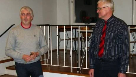 Kjell Johansson, till höger, överlämnar klubban åt Peter Zeijlon som valts till ny ordförande i Jägarförbundet Västerviks södra jaktvårdskrets. Foto: Per Solvestad