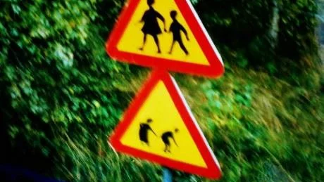 Skylten som varnar för äldre finns i Ljungby. Foto: Privat