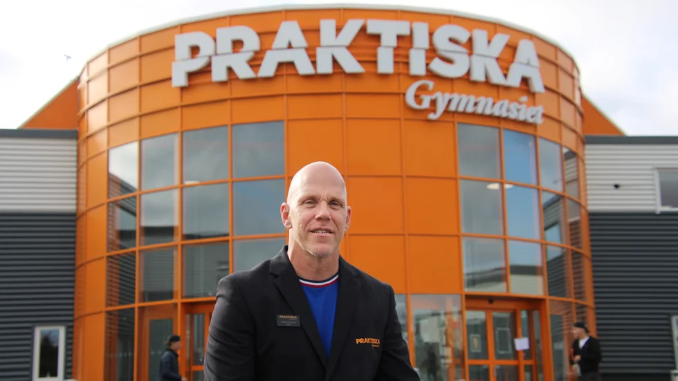 Nu slipper rektor Joakim Hammar åka runt mellan tre skolbyggnader. Praktiska gymnasiets enheter har flyttat ihop i Tornby.