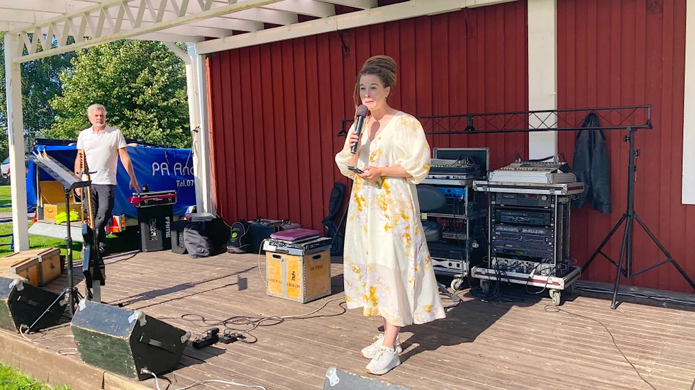  Ulf Eriksson, Miljöboden som arrangerar Skördefest-och miljödagar välkomnade exministern Amanda Lind(MP)som invigningstalare." Vi finns fortfarande kvar som en viktig mötesplats", sade Ulf Eriksson, till vänster på bilden.