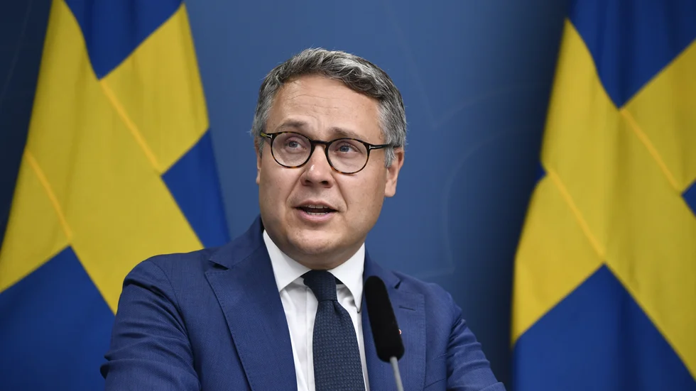 Bostadsminister Johan Danielsson (S), vill att Lantmäteriet ska se över sina möjligheter att bistå i brottsförebyggande arbete. Arkivbild.