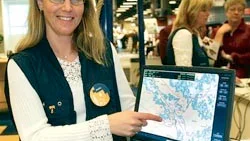 Annika Lundqvist från Sjöfartsverket visar upp ett sjökort från hemtrakterna. Bilden kan ses med hjälp av verkets CD-rom Levande sjökortet. Genom att kombinera programmet i datorn med en GPS kan man lättare ta sig förbi bränningar och kobbar. Och samtidigt få information om kommande gästhamnar och fyrar.
Foto: BJÖRN LARSSON