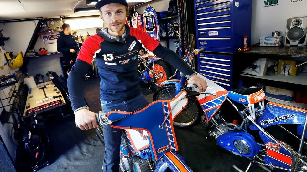 Jonas Davidsson är tillbaka i Piraternas lag till matchen mot Dackarna på tisdag.